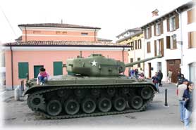 Brescello - Il carro armato all'ingresso del museo di Don Camillo e Peppone