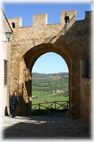 Magliano in Toscana - Porta di accesso sulle mura difensive